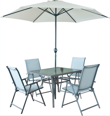 Voller Stahlspeisetisch und Stühle im Freien eingestellt mit Sun-Sonnenschirm